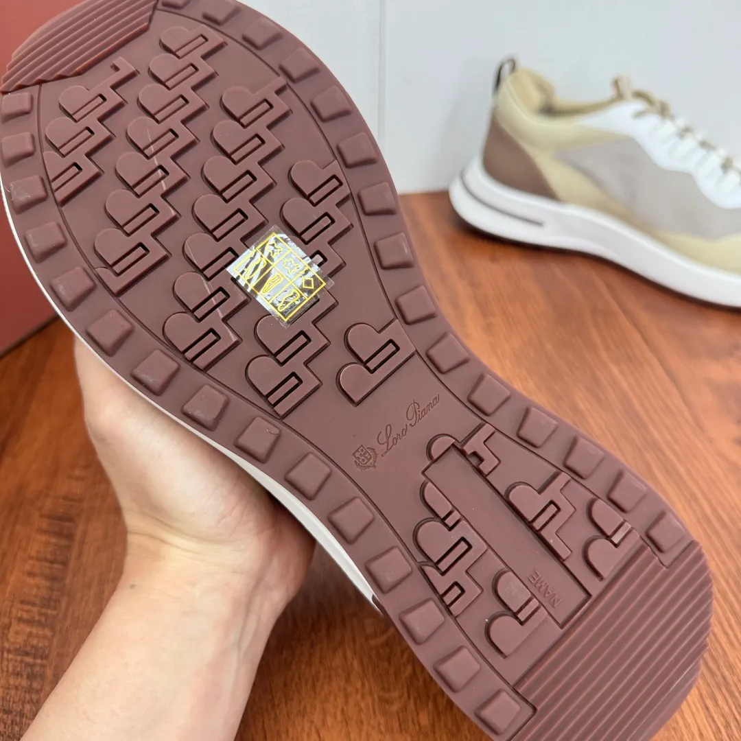 Batch 760 Loro Piana mesh cowhide stitching casual sports men's shoes LP jogging shoes OEM original soles feel free to enter the counter! This casual shoe is knitted from Wind fiber, giving it a unique three-dimensional effect. The unique silhouette narrows slightly at the midsection and is embellished with nappa leather details. The lightweight rubber sole and studs on the edge enhance traction and stability, and functional details full of modern aesthetics add a sporty style to the shoe. The upper uses a hot-melt edge-sealing process. The lightweight technical material of the Kummel-colored rubber outsole is inlaid with cushioning pads on the inside of the sole to distribute the weight more evenly and reduce the load during walking. The leather eyelets are directly set on the upper fixed to the sole to ensure stability. The rear is equipped with cushioning pads to improve wearing comfort. The full package of the counter comes with a shoelace insole. Multiple colors available! Fabric: 100% nylon Decoration: 100% cow leather Accessories: 100% polyurethane Size: 39-40-41-42-43-44 Standard leather shoe size (38/45 can be customized and returns and exchanges are not supported) Item number: FAM1718 Off-white